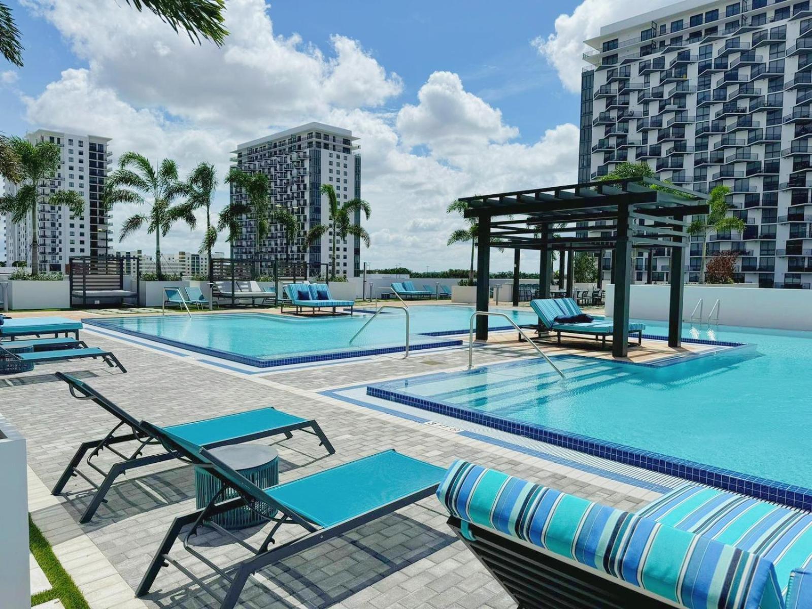 Cozy 1- 1 Bedroom Steps From Downtown Doral Park Miami Exterior photo